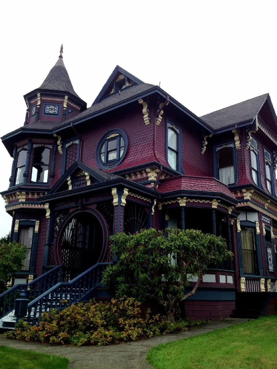 Photo of an attractive building with tiled work and a facade of geometric shapes in the style of Victorian architecture