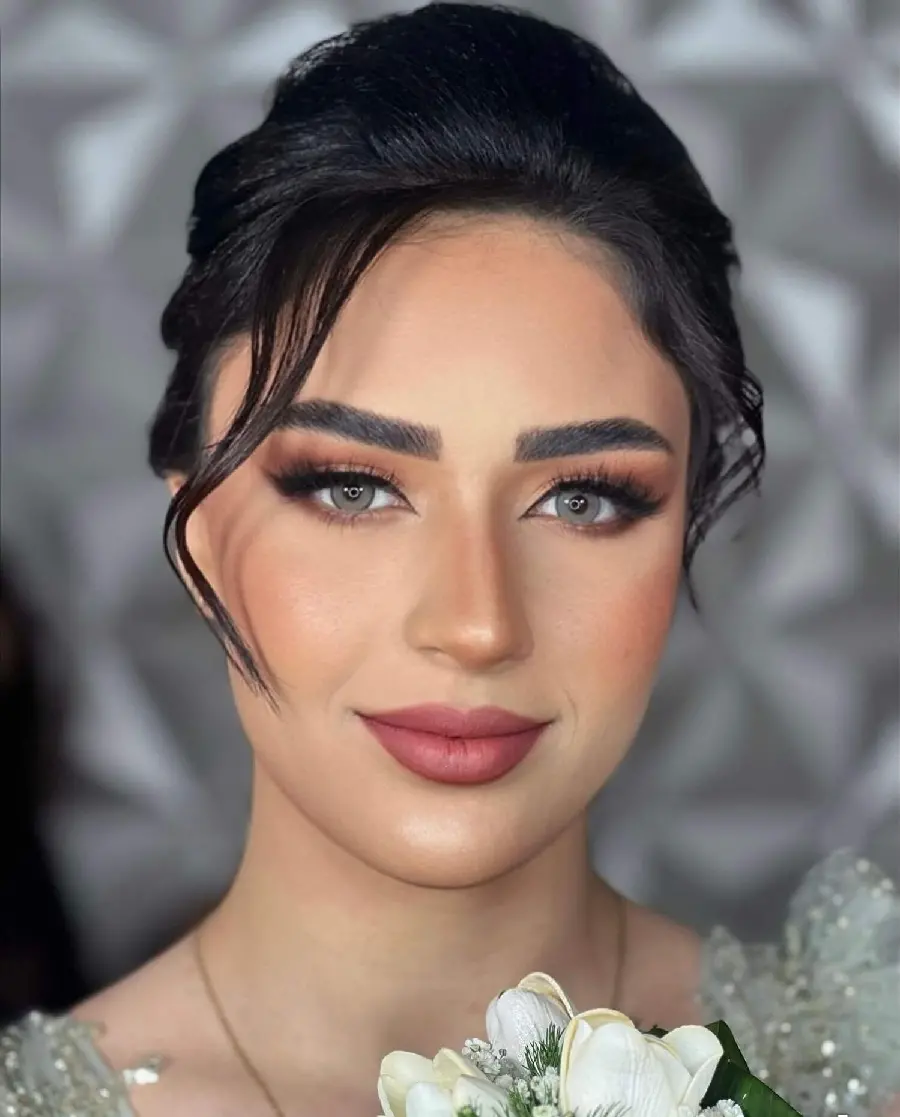 Photo of the bride's face makeup
