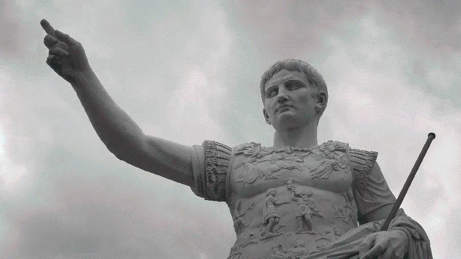 Picture of the famous statue of Julius Caesar