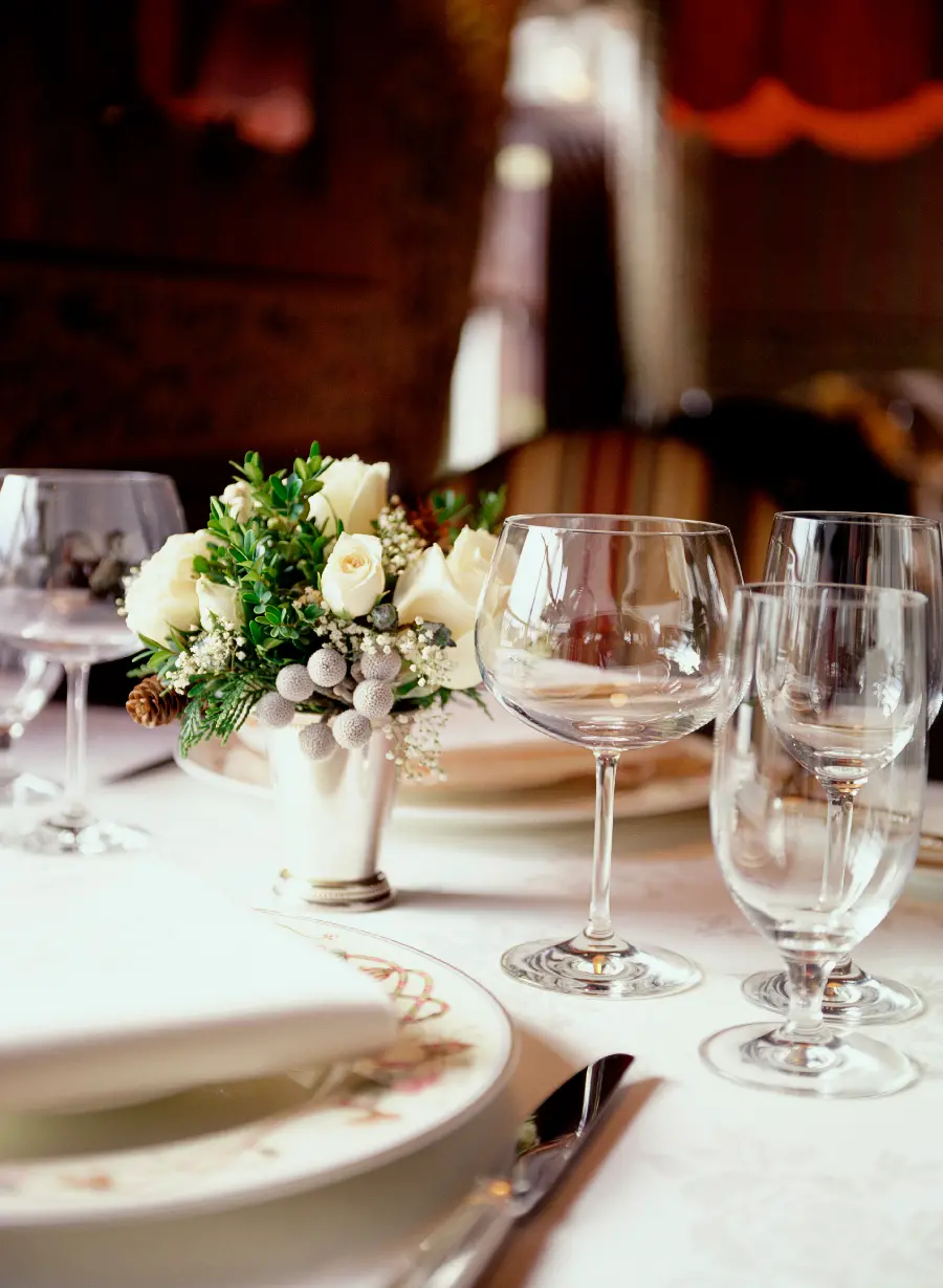 The highest quality background photo of a luxury restaurant table