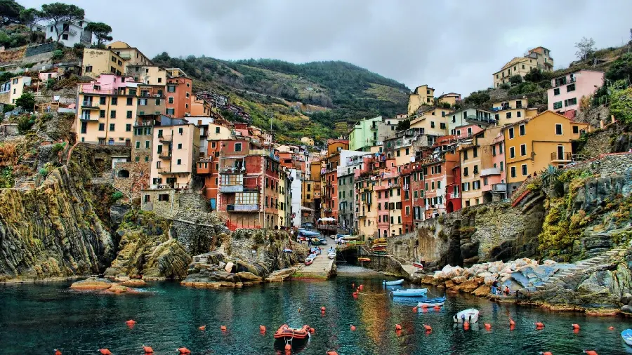 Wallpaper of a coastal city in Italy with sharp rocks and cliffs by the lake and River